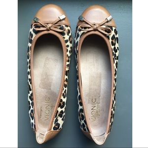 Vionic by Orthaheel Spark Minna Tan Leopard Flat